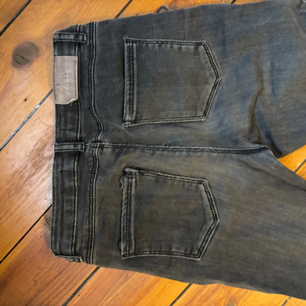 Snygga svarta jeansbyxor med knappgylf och klassisk femficksdesign. Perfekta för en avslappnad stil. Passar bra till både t-shirt och skjorta. Storlek 140. Farkut & Housut.