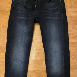 Jack & Jones slim jeans  - Riktigt feta jeans ifrån Jack & Jones, pass formen är slim och storleken är 30/30. Sitter väldigt skönt och har en riktigt skön färgfade!