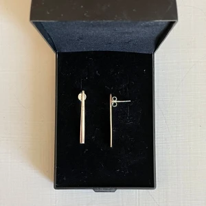 Silver örhängen  - Så fina örhängen i form av stavar i 100% silver från Dicks Guld&Silver. Jättefint skick!