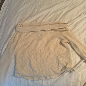 Beige offshoulder tröja - Säljer en stilren beige offshoulder tröja med långa ärmar. Mjuk och bekväm tröja💕aldrig använd