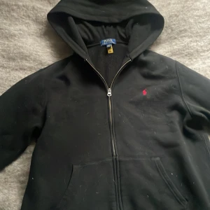 Svart hoodie från Ralph Lauren - Säljer en svart zip hoodie från Ralph lauren. Inga skador eller så och knappt använd.