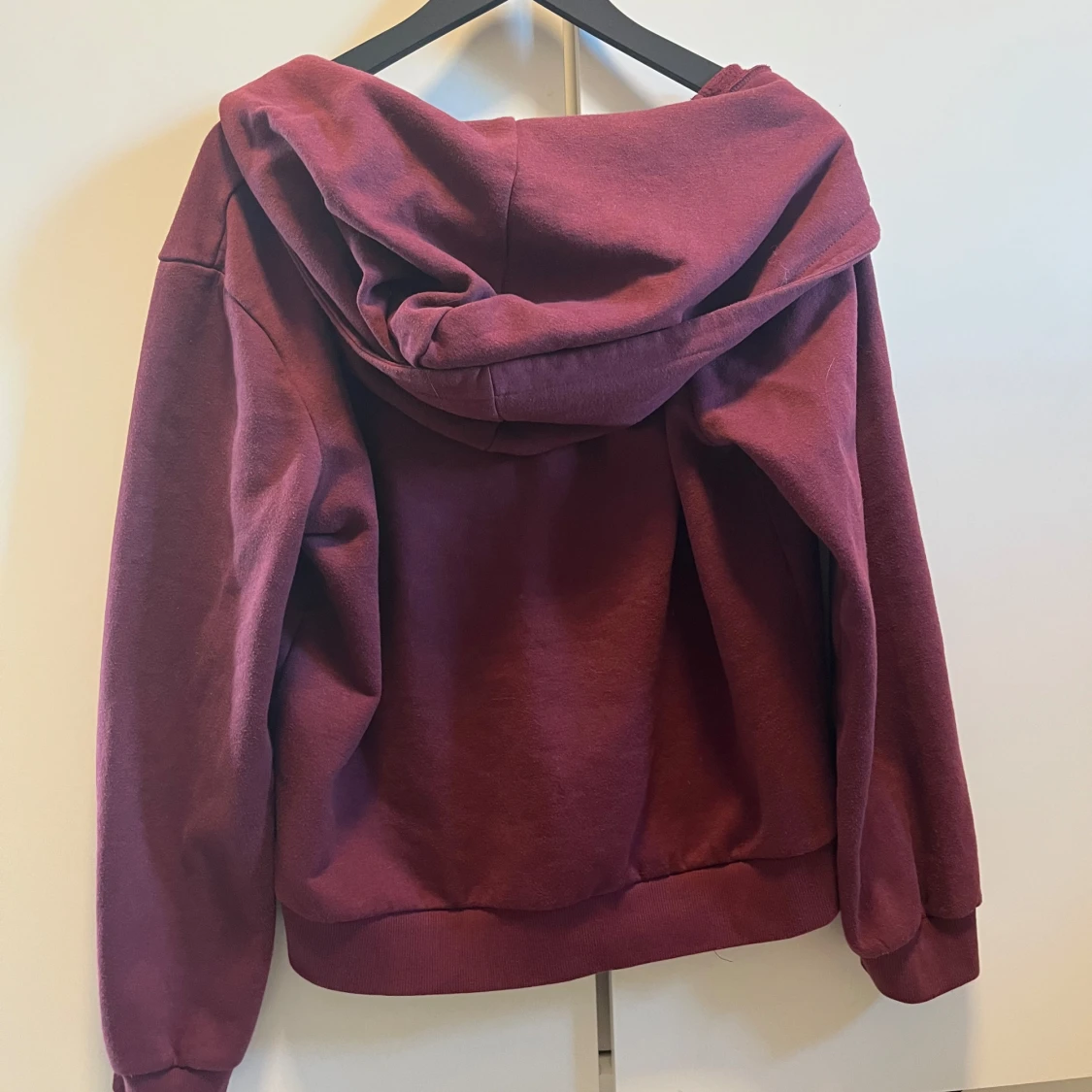 Vinröd hoodie med dragkedja - 3