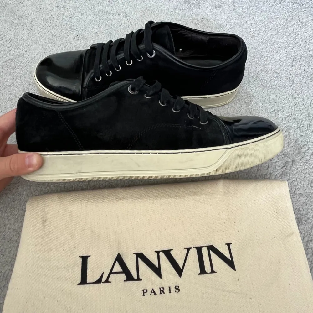 Tja! Nu säljer jag detta sjukt snygga och trendiga glansiga Lanvin cap toe i denna eftertraktade färg! | Skick: 8.5/10 | Storlek: UK 8, är som 42/43 | Nypris: 5000kr, säljs för 2599kr | Dustbag tillkommer. Kengät.