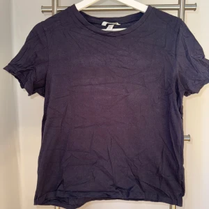Marinblå T-shirt från H&M! - Marinblå T-shirt från H&M basic i storlek M. Endast använd 1 gång.