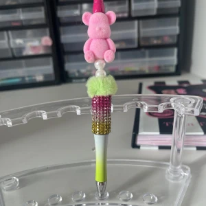 Hemmagjord grön, gul och rosa penna med en söt nalle🧸 - Hemmagjord grön, gul och rosa penna med en söt liten nallebjörn🧸💕
