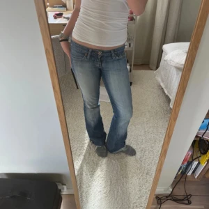 Blå jeans från Clockhouse - Säljer ett par blå jeans från Clockhouse. De har en bootcut-stil och är lågmidjade med en klassisk femficksdesign. Perfekta för en avslappnad look💕💕💕