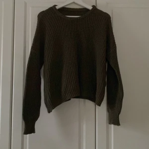 Brun stickad tröja av Filippa K - Säljer en mysig brun stickad tröja med rund hals och långa ärmar. Perfekt för kyliga dagar och ger en avslappnad look. Tröjan har en ribbad struktur som ger extra stil och komfort.