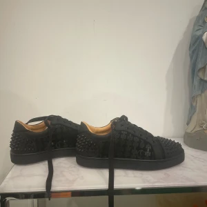 Christian Louboutin - Säljer ett par Christian Louboutin sevaste 2 orlando. Använda en gång och är i nyskick. Allt ingår/box/ettiket/osv. Priset kan diskuteras. Frågor,Skriv!