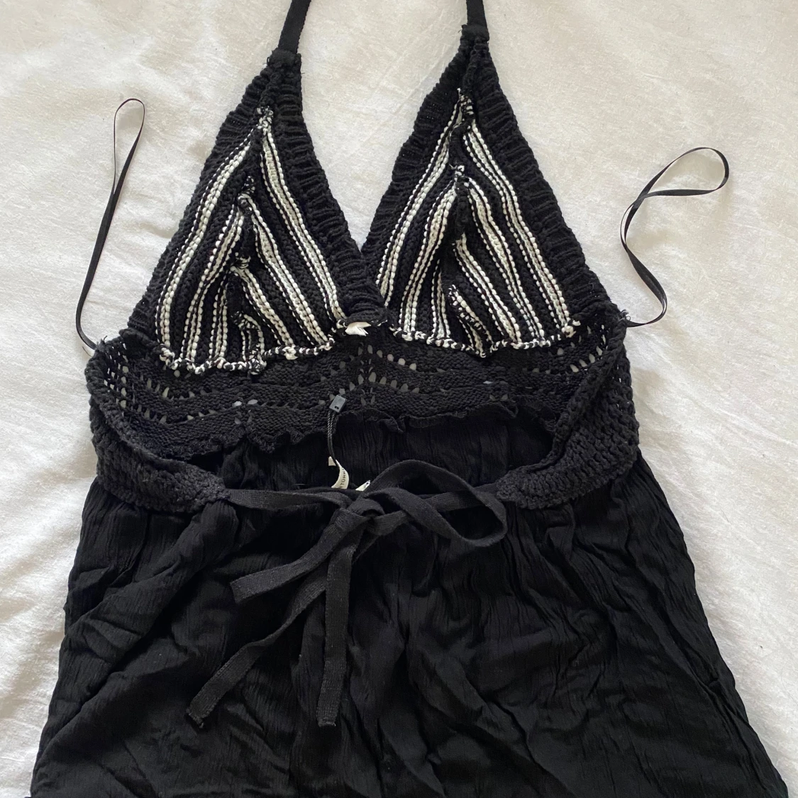 Svart och vit klänning med knytband - 3