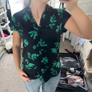 Mönstrad blus från Vera Moda - Bra skick strl XS🤗