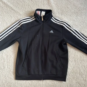 träningsjacka  - jättefint skick ⭐️ barnstorlek 11-12 år