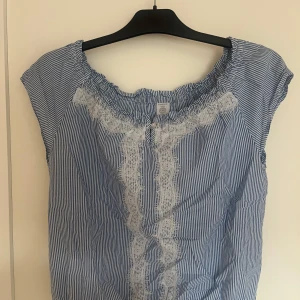 Blus från Lindex - Säljer denna söta vit och blå randiga blusen från Lindex😍 Man kan båda ha den off shoulder eller som vanligt💕Superfint skick! Den är i barn storlek 158/164 men skulle säga att den sitter som en S💕Säljer för 80kr! Hör av dig om du är intresserad eller har frågor💕 ⚠️OBS KÖPAREN STÅE FÖR FRAKT OM DET TILLKOMMER!