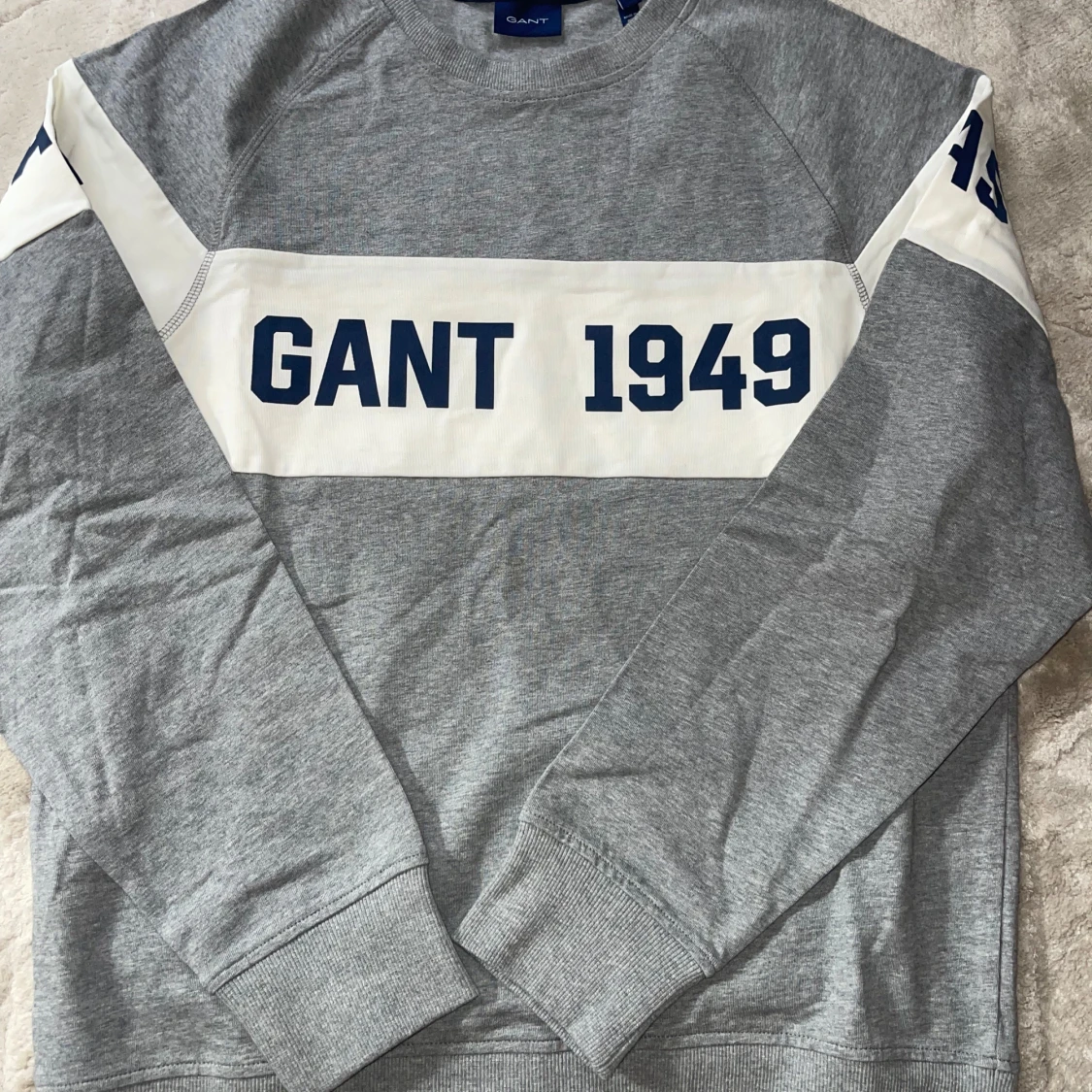 Grå sweatshirt från GANT - 1