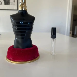 Jean Paul Gaultier le male le parfum sample - Jean Paul Gaultier le male le parfum är en doft som har varma kryddiga notet med inslag av vanilj, lavendel och träiga noter. Parfymen är en Eau de Parfum Intense, vilket gör att den håller ca: 10-12 timmar på huden och andra folka kan känna av den i ca: 8-9 timmar. Den passar bäst på vintern och hösten då när det är lite kallare väder. Men den sitter lika fint om man ska ut med någon.
