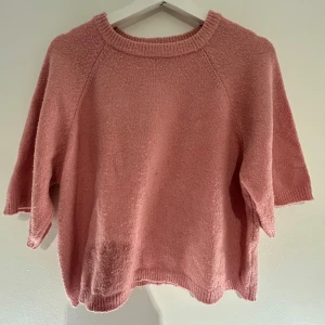 Rosa stickad tröja från 157 - Mysig rosa stickad tröja från 157 med trekvartsärmar och rund hals. Perfekt för kyliga dagar och ger en avslappnad look. Passar bra till jeans eller kjol för en casual stil. Kontakta mig om det är något. Köparen står för frakten 