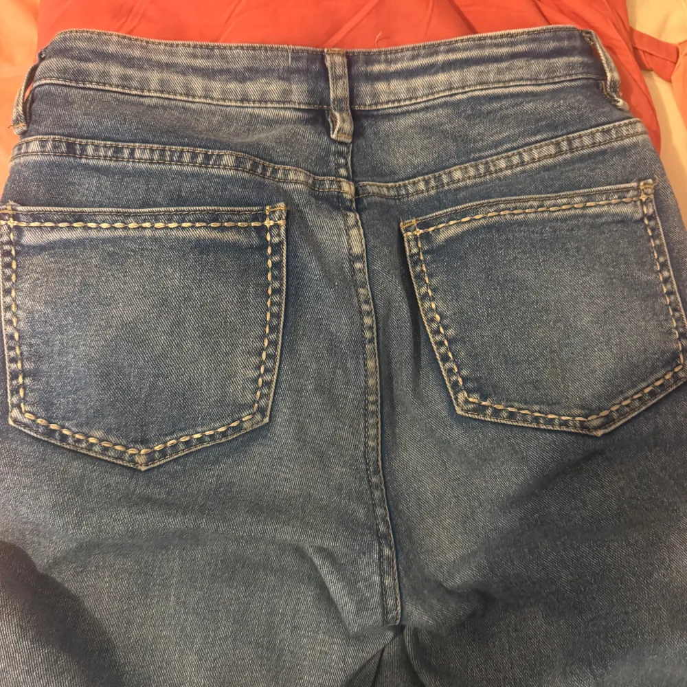 Snygga blå jeans från Missay. Perfekta för en avslappnad stil. De har en normal passform och är tillverkade i slitstarkt denim. De har vita sömmar och är flare. Använda endast 2 gånger och är i väldigt bra skick. Köpta för 400.. Farkut & Housut.