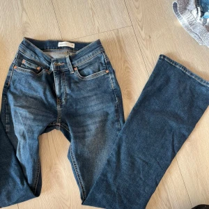 Blå jeans från Perfect Jeans - Snygga blå jeans från Perfect Jeans med klassisk femficksdesign och knappgylf. Perfekta för en avslappnad stil. Märkeslapp i läder baktill ger en extra touch.