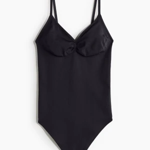 Svart Body HM - En super fin body!! Den är helt slutsåld på hemsidan, och den är helt oanvänd med lapp på!! Pris kan diskuteras