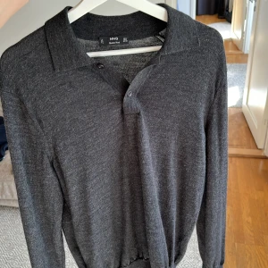 Pike från mango, merino ull - Snygg merino ulls pike / polo, från mango, väldigt skön och stilren inte använd många gånger alls. 400 är priset!