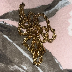 Guldplanterat halsband - Snyggt guldfärgat halsband med tvinnad design. Perfekt för att ge en elegant touch till din outfit.☀️☀️