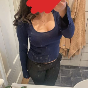 Tröjor  - Säljer två tröjor med slits vid handlanden! Mörkblå och rosa!!!! Båda är använda 2-3 gånger, båda tillsammans säljs för 250kr  (en kostar 200kr originalpris) en styck kostar 150kr