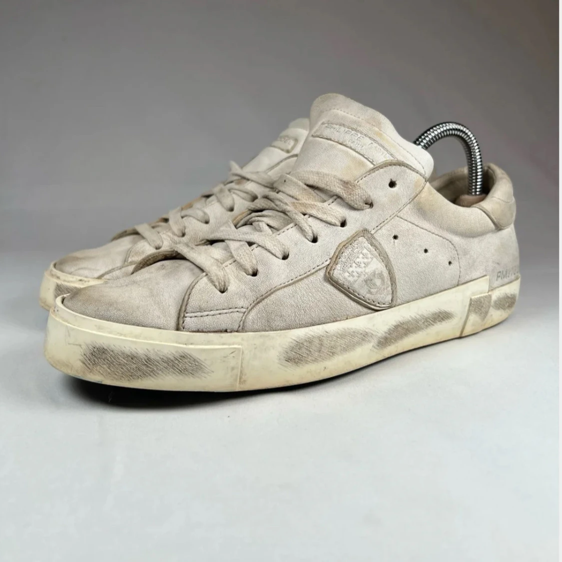 Beige sneakers från Philippe Model - 1