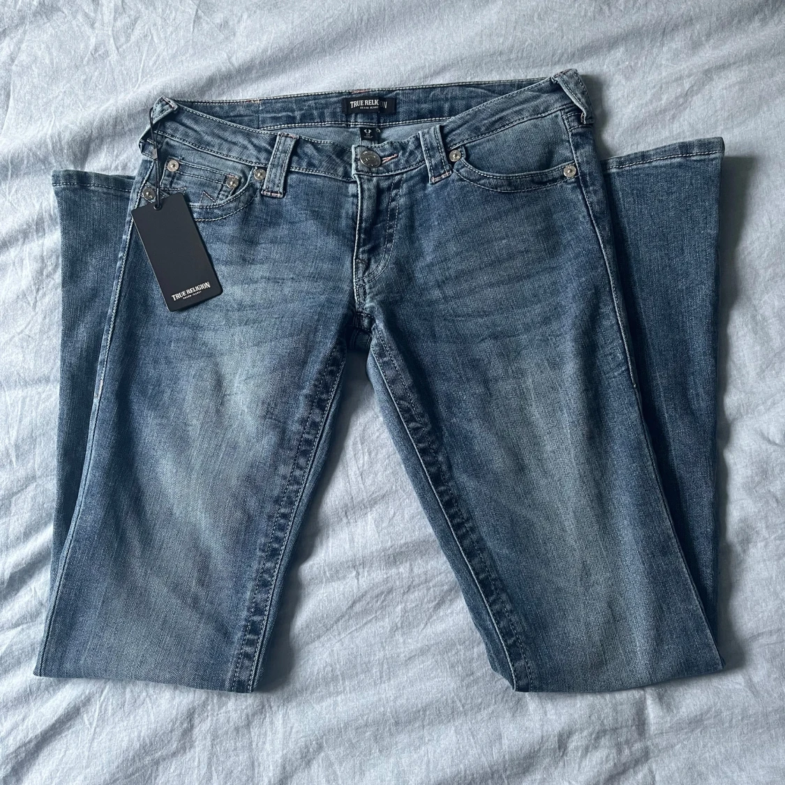Blå jeans med rosa detaljer från True Religion