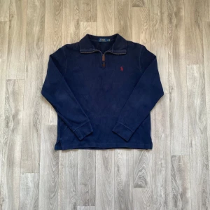 Ralph Lauren 1/4 zip - • Säljer en Ralph Lauren 1/4 zip  • Tröjan är i mycket bra skick och saknar tydliga tecken på användning eller slitage 🙌🏼  • Storlek S och är true to size  • Köp fraktas alltid inom 48h men siktar alltid på samma dag 📦 🙌🏼  • Vid snabb affär så kan priset diskuteras 👍🏼