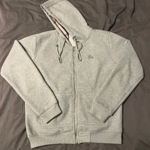 Burbery zip - Riktigt skönt material passar också M