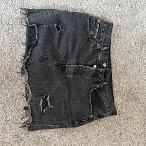 Svart jeanskjol från Levi's - Jeanskjol från Levis❤️ midjemått rakt över 39cm och längd 36cm 🥰pris kan diskuteras 
