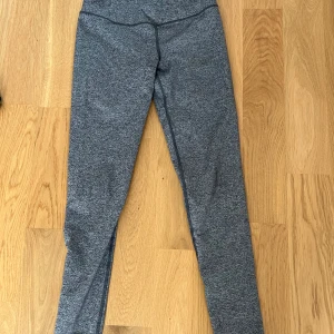 Grå träningsbyxor från Victoria's Secret - Snygga grå träningsbyxor från Victoria's Secret med en tight passform. Perfekta för träning eller en avslappnad dag. De är tillverkade i ett mjukt och stretchigt material som ger bra komfort och rörelsefrihet.