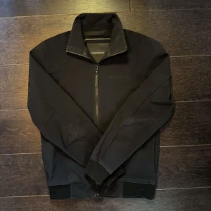 Peak performance vindjacka  - Hej säljer nu denna tvär snygga Peak Performance vindjackan som är i storlek small och färgen svart. Skick 7/10 inga hål eller fläckar. Kom dm för mer frågor och svar 😊🙌