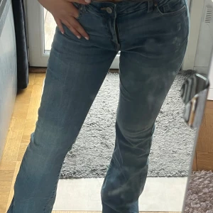 Blå bootcut jeans - Snygga blå bootcut jeans från Bershka . De har en klassisk femficksdesign och en knappgylf. Perfekta för en avslappnad stil.