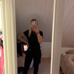 Svarta Stronger tights - Snygga svarta tight från Stronger med hög midja. Några av gummiplupparna är bortskavda