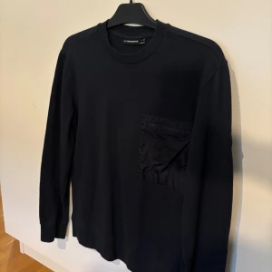 J.Lindeberg tröja - J.Lindeberg tröja med nylonbröstficka  Storlek S Nyskick