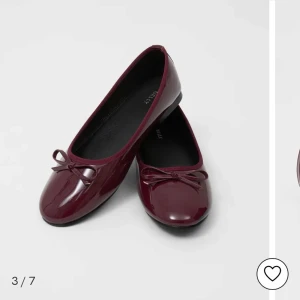 Ballerina skor - Vinröda ballerina skor. Endas är använda 1 gång. Jättefint nu till sommaren.☺️☺️