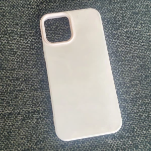 Rosa mobilskal - Säljer ett fint rosa mobilskal. Råkade beställa fel storlek… öppen för alla priser💞