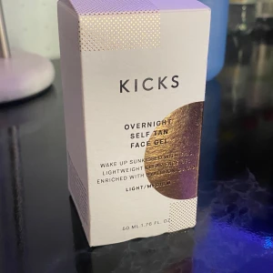 KICKS Overnight Self Tan Face Gel - En lätt och klar gel som återfuktar huden och ger en vacker solbränna över natten. Oanvänd, fortfarande i kartong. Var fel färg för mig. Nypris 143kr 