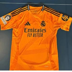 Säljer en Real Madrid tröja med Bellingham på backsidan - Säljer en orange Real Madrid fotbollströja Med Bellingham på backsidan för 400 kr pris kan diskuteras  