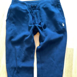 Polo Ralph Lauren byxor - Ett par snygga Polo Ralph Lauren byxor, enda defekten är knyt snöret det här gått lite sönder, strl L men sitter som M,hör gärna av er:)))