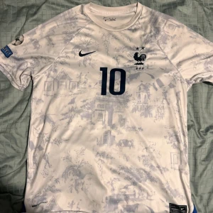 Frankrike Kyllian Mbappe Tröja  - Säljer en vit Frankrike fotbollströja Med Kyllian Mbappe på baksidan pris kan diskuteras