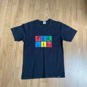 Svart Berlin T-shirt  - Säljer denna då den inte längre används. Pris går att diskuteras. Köpt i Berlin.