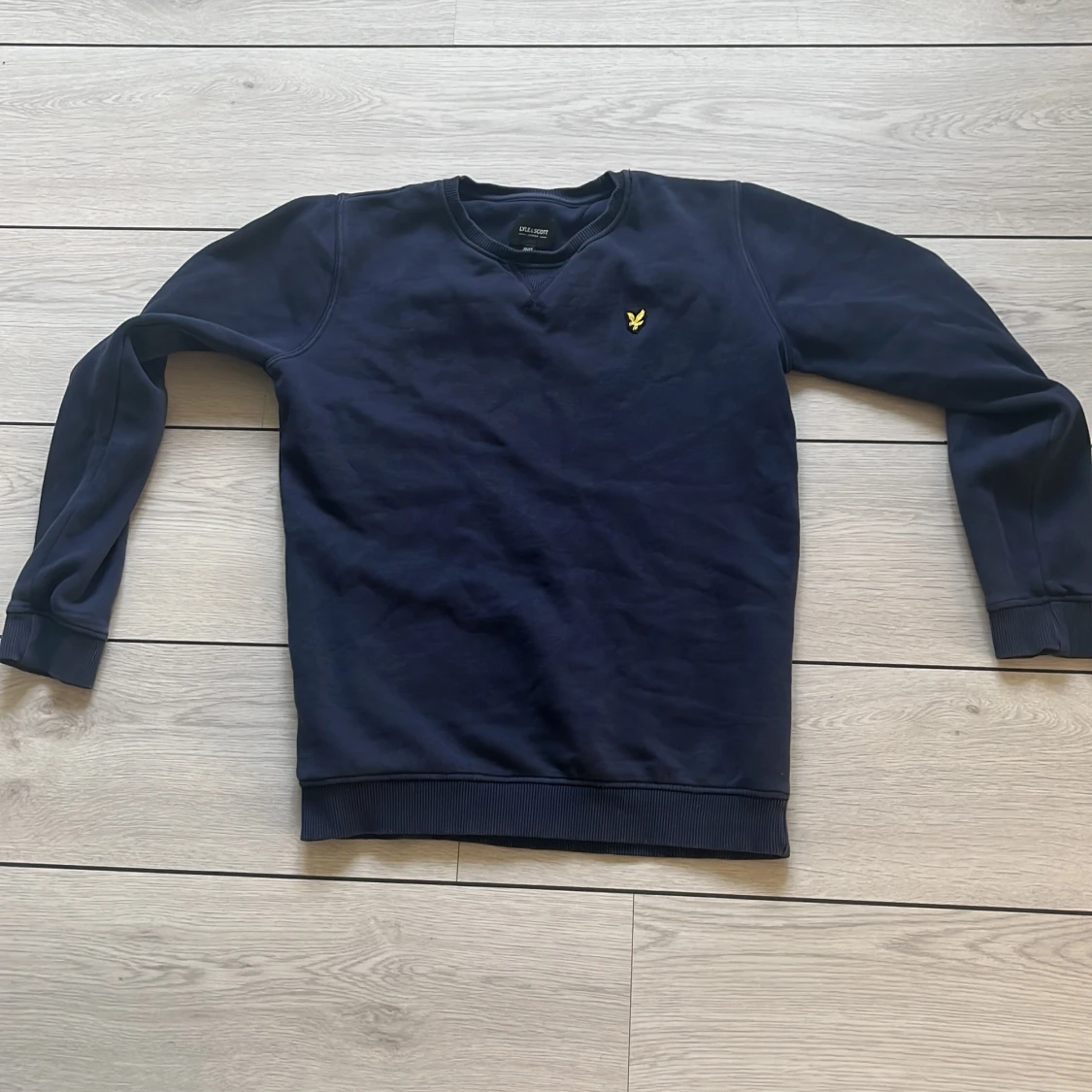 Mörkblå tröja från Lyle & Scott