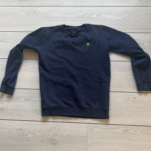 Mörkblå tröja från Lyle & Scott - Riktigt fet tröja från lyle Scott. Använd fåtal gånger