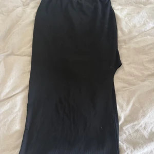 Svart kjol från Shein - Snygg svart kjol från Shein i en tight passform. Kjolen har en slits på sidan som ger en extra touch. Perfekt för att skapa en stilren look.