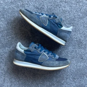 Philippe model trpx - Skorna är i storlek 42 och är marinblåa och lite ”blågråa”. Dem är i bra skick men syns under sulan att dem har använts. Box medföljer tyvärr inte då jag inte har kvar den. Skicka gärna om du har frågor eller om du har prisförslag.