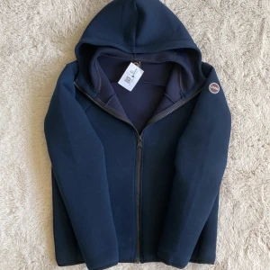 Colmar jacka/hoodie - Säljer denna Colmar jackan/hoodien i storlek L / 52 ⭐️skönt material. Nypris cirka 3500kr! Lite Knotig och Lite äldre modell där av priset! Självklart äkta! ✅kom med bud! Skriv vid minsta lilla fundering eller fråga!