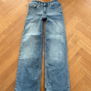 Low waist nelly jeans - Snygga blå lowwaist jeans med låg midja och klassisk femficksdesign. Perfekta för en avslappnad stil. De har en dragkedja och knapp framtill. Storlek 6. har inga fler bilder💓