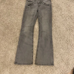 RESARVERAD⚠️⚠️ - Gråa jeans men knappar på baksidan, inte så använda 