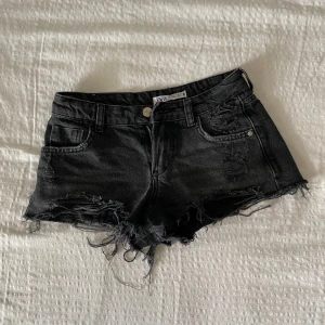 Lågmidjade Zara shorts - Superfina jeansshorts ifrån Zara! Dem är låga i midjan och har inga defekter💓 storlek32!